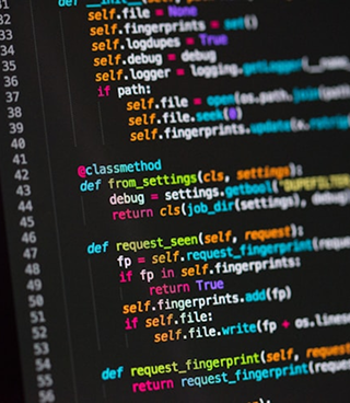 Edytor kodu na ekranie komputera